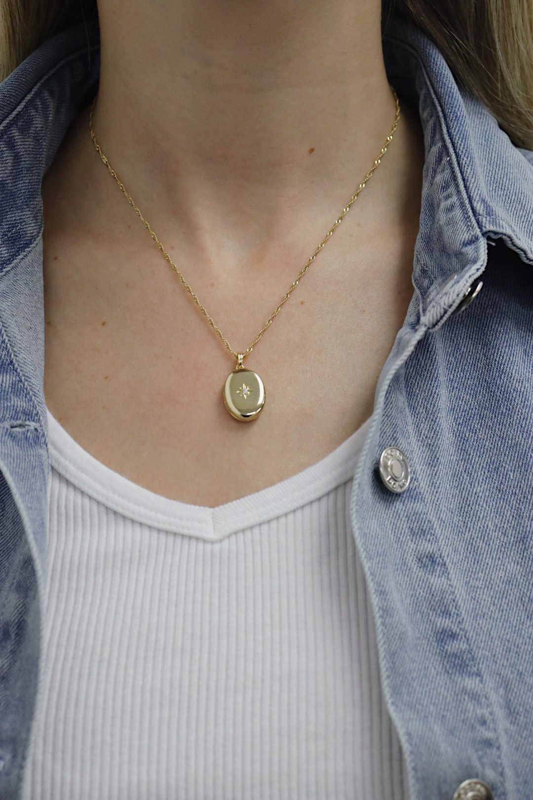 H Samuel 18K YELLOW GOLD ROUND BEE LOCKET