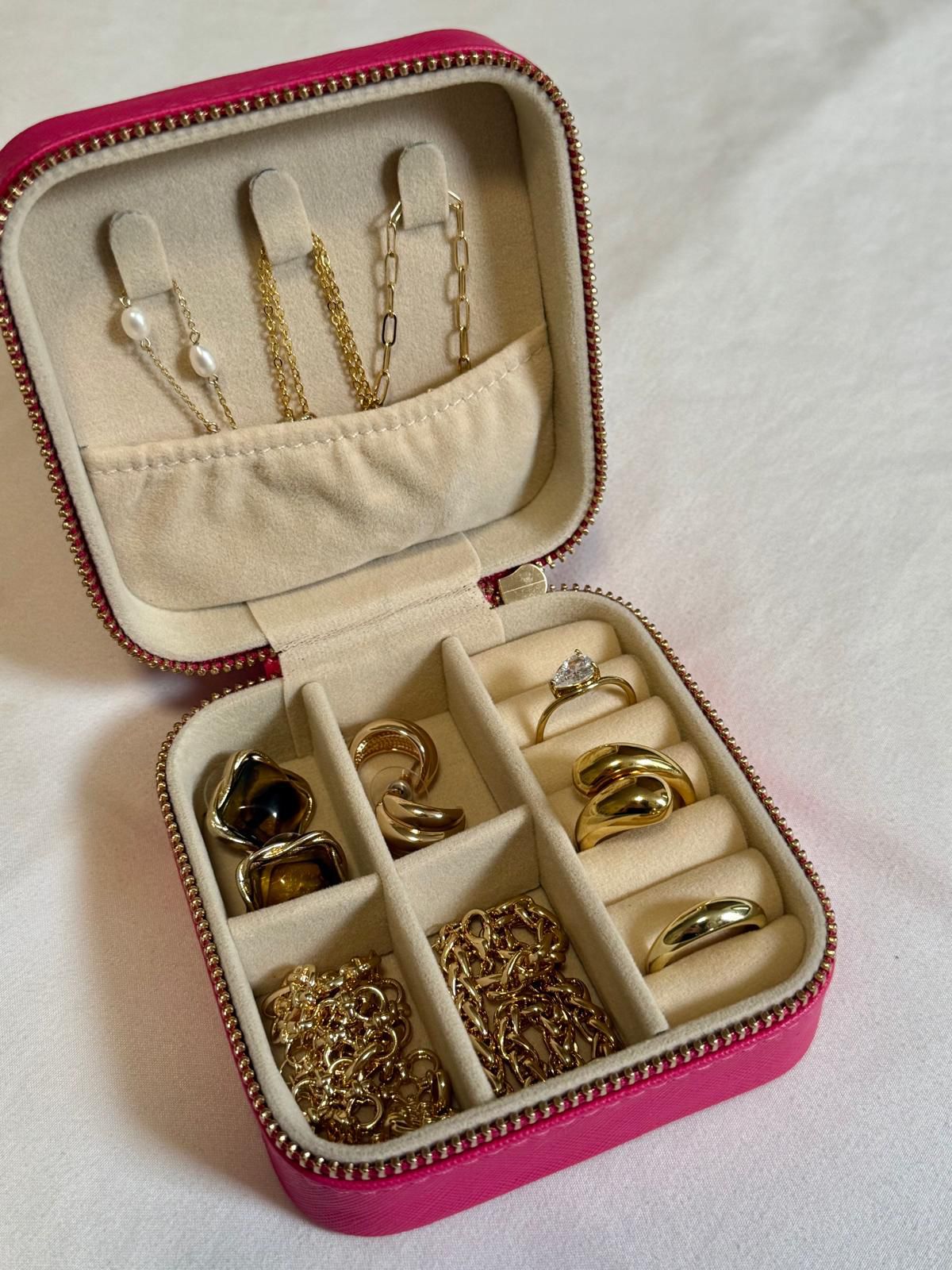 Travel jewelry case